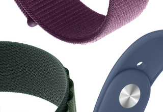 Apple Watch Series 10 com pulseira esportiva denim ao lado de uma pulseira esportiva ameixa, uma pulseira esportiva estelar e uma pulseira loop Alpina verde-escura.