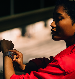 Uma pessoa recebe uma ligação no Apple Watch Series 11.