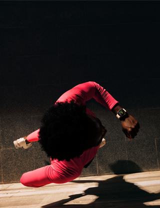 Uma pessoa checa seu progresso no app Exercício do Apple Watch Series 11 enquanto corre