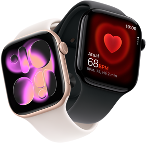 Apple Watch Series 11 com caixa de alumínio na cor de ouro rosa e pulseira esportiva blush-clara, mostrador Arte Responsiva, Digital Crown, microfone e botão lateral no lado direito, Apple Watch Series 11 com caixa preta brilhante de alumínio e pulseira esportiva preta, app Batimentos, batimentos por minuto atuais, Digital Crown no lado direito