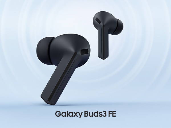 Vemos o fone esquerdo do Galaxy Buds3 FE na cor preta voltado para a esquerda em primeiro plano, com o fone direito ligeiramente atrás voltado para a direita.