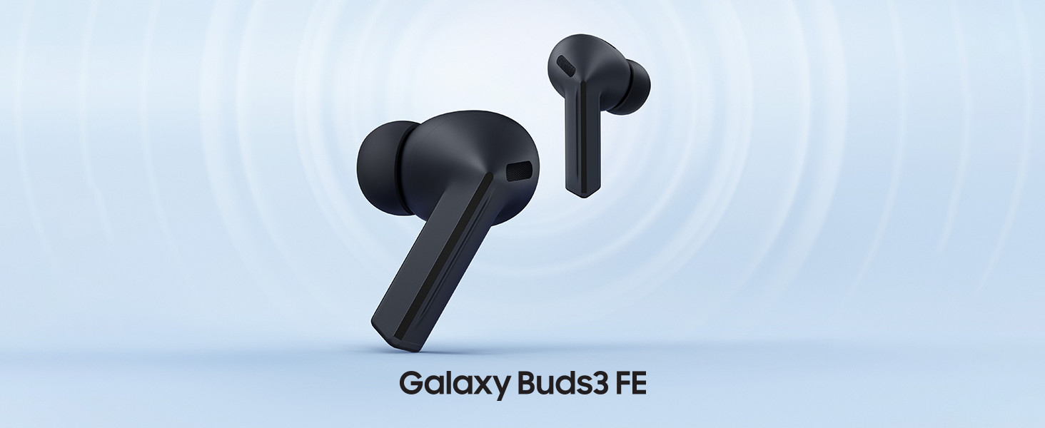 Vemos o fone esquerdo do Galaxy Buds3 FE na cor preta voltado para a esquerda em primeiro plano, com o fone direito ligeiramente atrás voltado para a direita.