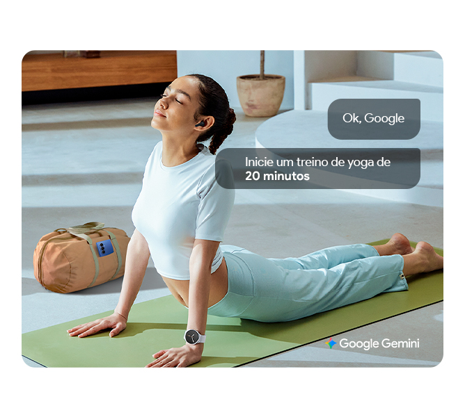 Vemos um dedo deslizando sobre a lâmina de um Galaxy Buds3 FE preto para ajustar o volume de forma fácil. Um dedo pressiona a lâmina de um Galaxy Buds3 FE preto para pausar, reproduzir e pular faixas instantaneamente.