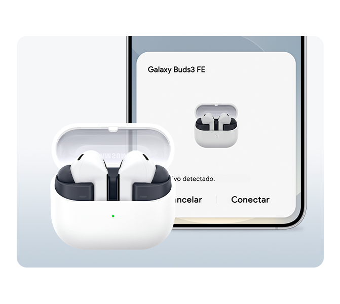 Vemos um Galaxy Buds3 FE cinza com o estojo de carregamento aberto, à frente de um Samsung Galaxy S25 exibindo a tela pop-up de pareamento para mostrar como é rápido e fácil conectar dispositivos com o facilidade no pareamento.