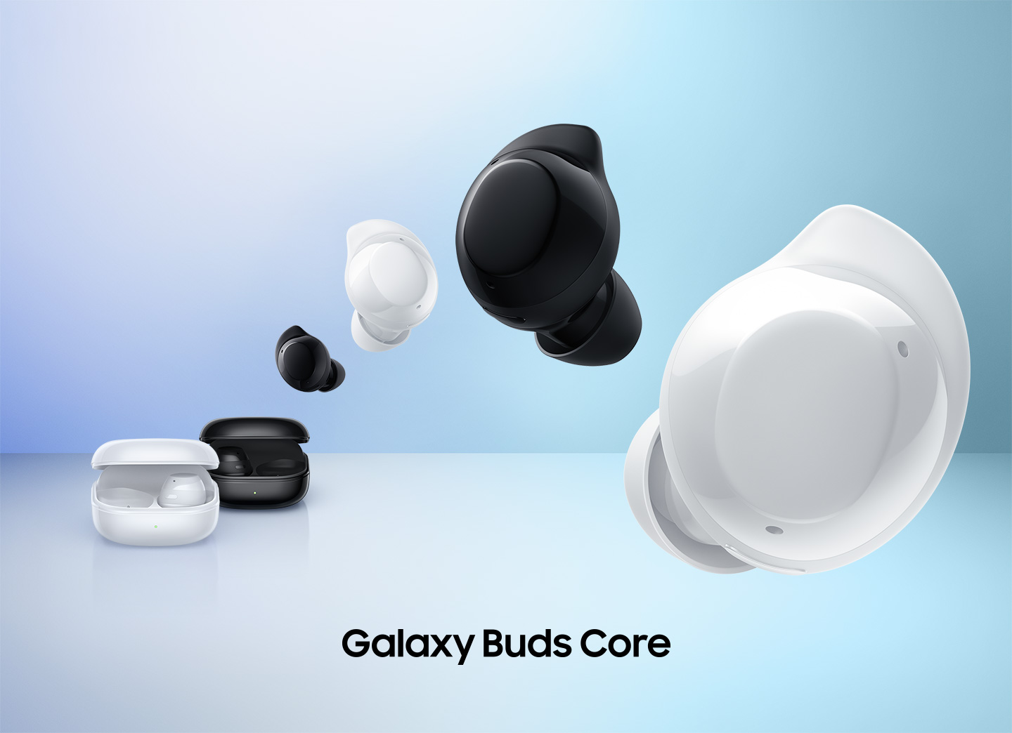 Vemos um estojo de carregamento branco do Galaxy Buds Core posicionado à frente do estojo preto. Acima, quatro Galaxy Buds Core aparecem intercalando entre preto e branco nesta ordem: preto, branco, preto, branco.