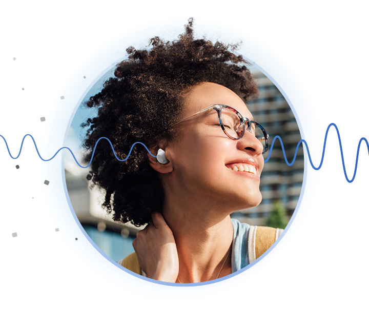 Vemos uma mulher usando um par de Galaxy Buds Core branco, com uma linha ondulada representando as ondas sonoras indo de um fone ao outro.