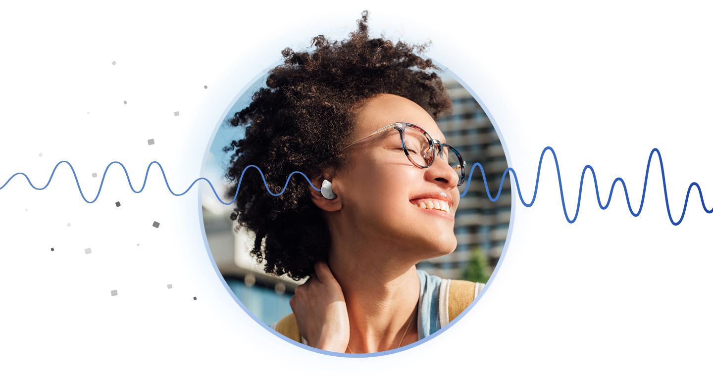 Vemos uma mulher usando um par de Galaxy Buds Core branco, com uma linha ondulada representando as ondas sonoras indo de um fone ao outro.