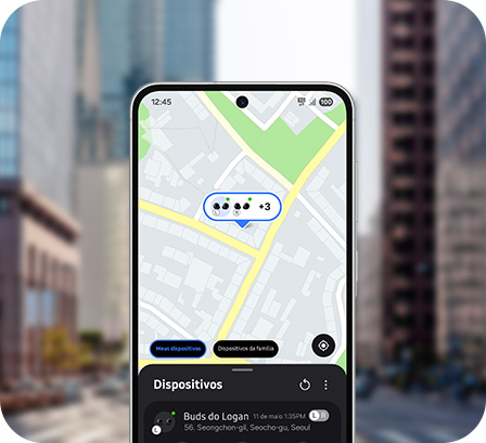Vemos um Smartphone Samsung Galaxy com o app Samsung Find exibindo a localização dos fones perdidos.