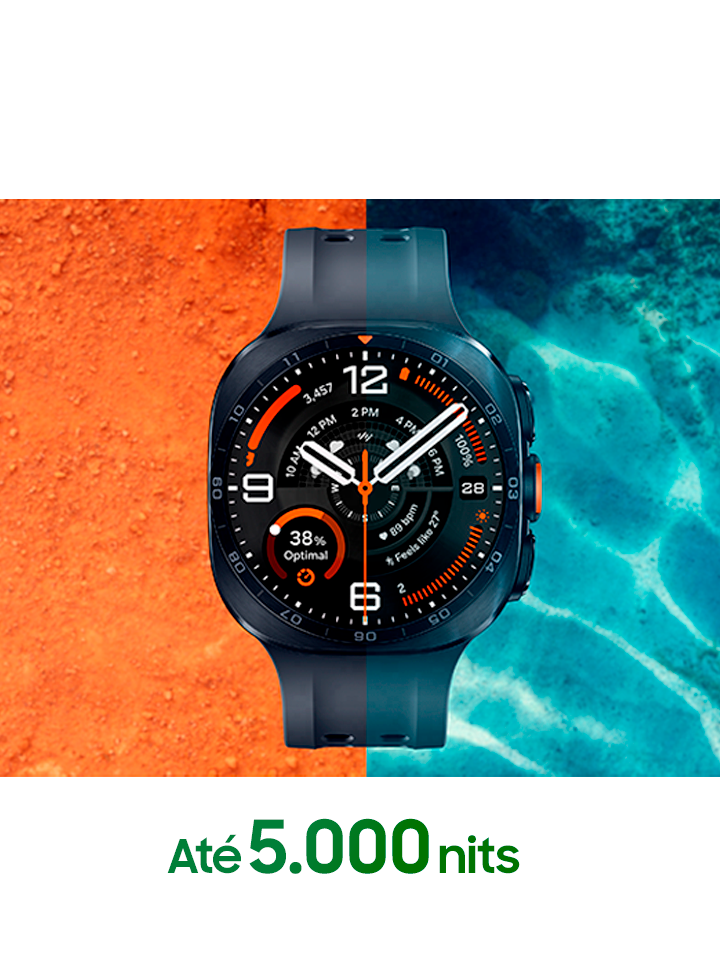 Comparação lado a lado de dois modelos de Galaxy Watch ao ar livre, sob luz solar direta. O Galaxy Watch Ultra2 está sobre um terreno arenoso e o Galaxy Watch Ultra sobre água iluminada pelo sol, destacando a tela mais brilhante de 5.000 nits.
