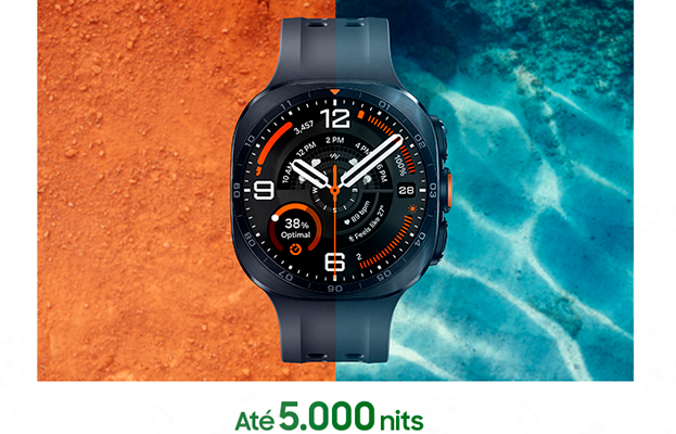 Comparação lado a lado de dois modelos de Galaxy Watch ao ar livre, sob luz solar direta. O Galaxy Watch Ultra2 está sobre um terreno arenoso e o Galaxy Watch Ultra sobre água iluminada pelo sol, destacando a tela mais brilhante de 5.000 nits.