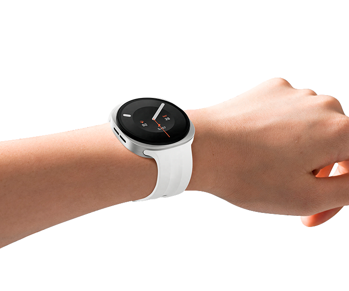 Galaxy Watch9 na cor Creme com Pulseira Sport na cor Branco, usado no pulso de uma pessoa, levemente angulado para a direita, destacando o visual fino e suave do relógio com o icônico design almofadado, além da Pulseira Sport fina e flexível para um encaixe confortável ao longo do dia, com espaço mínimo graças a Tecnologia de Encaixe.