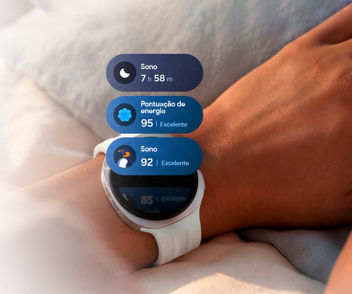 Galaxy Watch9 na cor Prata com Pulseira Sport na cor Branco, usado no pulso de uma pessoa, com ondas de luz se espalhando do relógio pelo braço da pessoa para indicar o Monitoramento do sono. Três blocos de monitoramento de sono aparecem acima da tela do relógio, incluindo um bloco com duração de sono de 7 h 58 min, um bloco com uma Pontuação de energia Excelente de 92 e um bloco de monitoramento de sono com um ícone de pinguim e o texto Confira seus hábitos