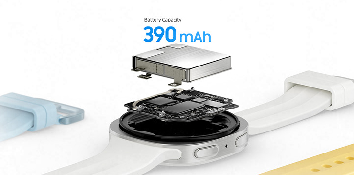 Close up dos componentes no interior da caixa do Galaxy Watch9 na cor Prata, com Pulseira Sport na cor Creme, exibido com a face voltada para baixo e a bateria posicionada sobre o relógio, destacando a capacidade ampliada de 390 mAh para oferecer energia confiável e duradoura ao longo das atividades do dia e da recuperação durante a noite. Pulseira Sport na cor Azul e Pulseira Sport na cor Amarela posicionadas ao redor do relógio.