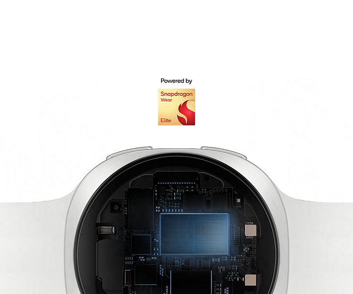 Uma visão detalhada da parte de dentro da caixa do Galaxy Watch9 na cor Prata, com a Pulseira Sport na cor Branco destacando a eficiência energética da plataforma Snapdragon® Wear Elite, que proporciona desempenho mais rápido e respostas ágeis para multitarefas no dia a dia, entre diversos apps do relógio e o monitoramento de treinos. Logo “Powered by Snapdragon Wear Elite Platform” exibido