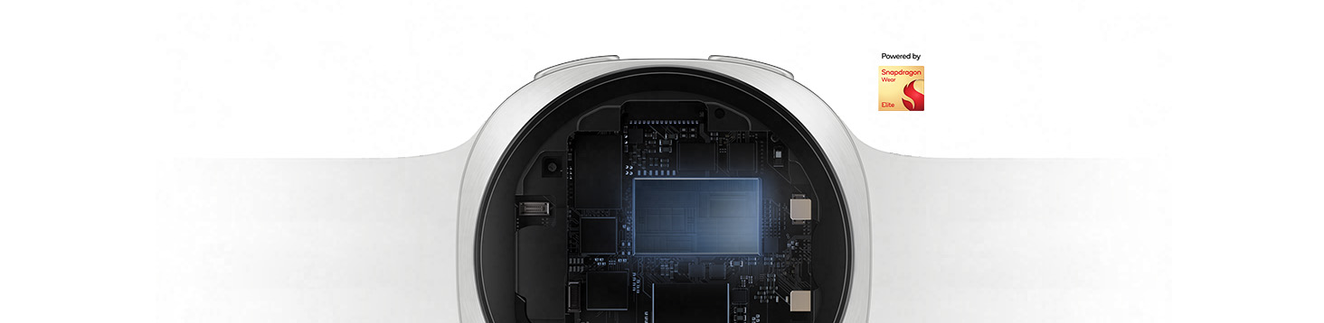 Uma visão detalhada da parte de dentro da caixa do Galaxy Watch9 na cor Prata, com a Pulseira Sport na cor Branco destacando a eficiência energética da plataforma Snapdragon® Wear Elite, que proporciona desempenho mais rápido e respostas ágeis para multitarefas no dia a dia, entre diversos apps do relógio e o monitoramento de treinos. Logo “Powered by Snapdragon Wear Elite Platform” exibido