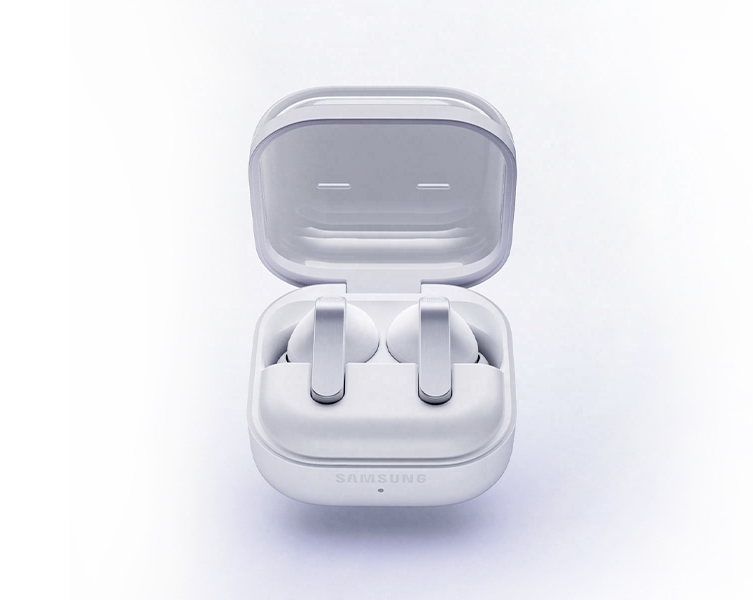 A imagem mostra os fones Galaxy Buds4 na cor branca em close, destacando as hastes de metal em diferentes ângulos. 
A cena alterna e vemos uma pessoa usando os Galaxy Buds4 na cor branca, de perfil, virada para a direita.