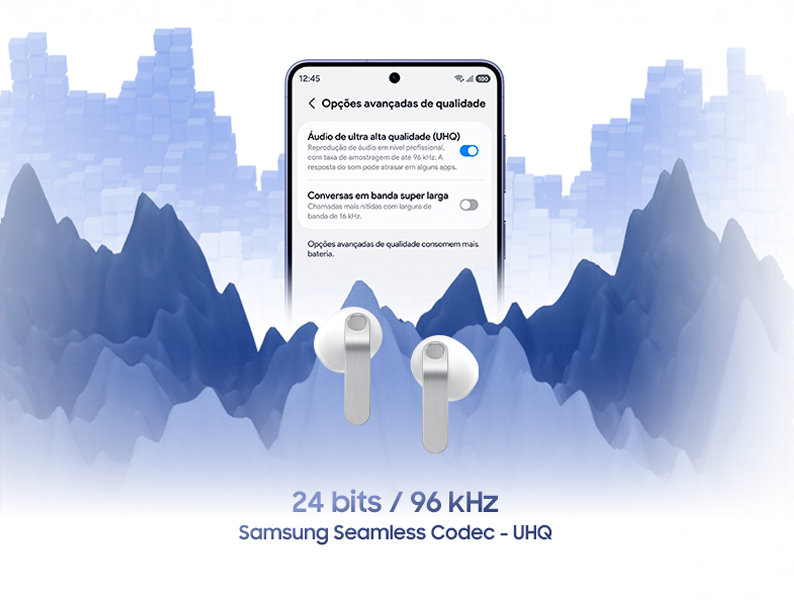 A imagem mostra um smartphone Galaxy exibindo a tela de Opções avançadas de qualidade, com o recurso UHQ de áudio em altíssima qualidade ativado e a opção Super Wideband speech (SWB) desativada. À frente da tela, há um par de Galaxy Buds4 brancos.