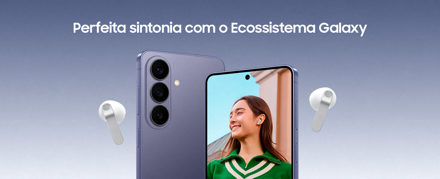 A imagem mostra um par de Galaxy Buds4 brancos envolvendo dois smartphones Galaxy. 
Um deles mostra a parte traseira e o outro mostra uma pessoa usando Galaxy Buds4 brancos.