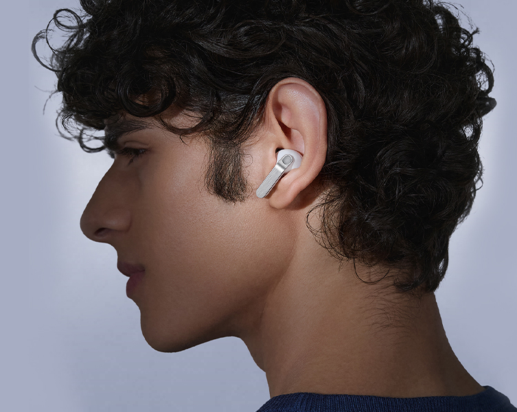 A imagem mostra uma pessoa usando Galaxy Buds4 Pro olhando para a esquerda.