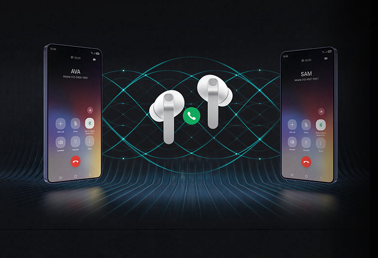 A imagem mostra dois smartphones Galaxy estão em cada lado com um par de Galaxy Buds4 Pro brancos no meio. Entre os fones, há um ícone de chamada telefônica. O smartphone à esquerda mostra a tela da chamada com o nome 'Ava' e o smartphone à direita mostra a tela da chamada com o nome 'Sam'. No fundo, há várias ondas que demonstram o recurso Super Clear Call disponível nos Galaxy Buds4 Pro.
