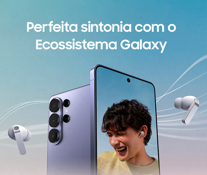 Um par de Galaxy Buds4 Pro branco rodeia dois smartphones Galaxy. Um dos smartphones tem a parte de trás voltada para frente. O outro smartphone exibe uma pessoa usando Galaxy Buds4 Pro branco.