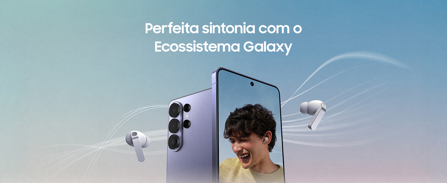 Um par de Galaxy Buds4 Pro branco rodeia dois smartphones Galaxy. Um dos smartphones tem a parte de trás voltada para frente. O outro smartphone exibe uma pessoa usando Galaxy Buds4 Pro branco.