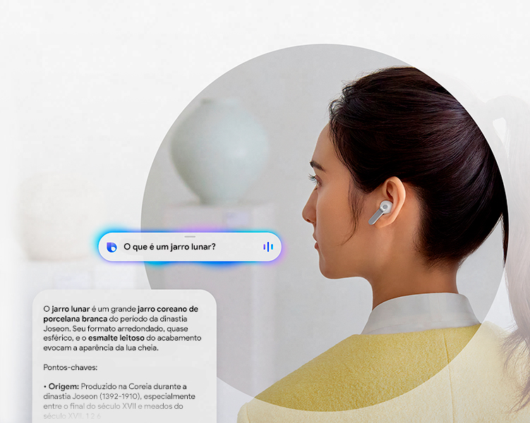 Uma foto de trás de uma mulher usando um único fone Galaxy Buds4 Pro branco. Perto dela, um balão de texto perguntando à IA: 'O que é uma jarra lunar?' Abaixo do balão de texto, há outro balão com a resposta: 'Uma jarra lunar é uma grande jarra de porcelana branca coreana da dinastia Joseon, cujo corpo suavemente inchado, quase esférico, e esmalte branco leitoso evocam a aparência de uma lua cheia.' Abaixo, há uma lista dos pontos-chave de uma jarra lunar.
