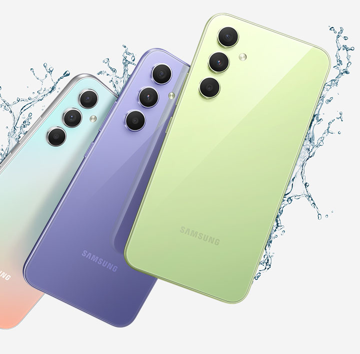 Um combo com o Galaxy A54 5Gs e o Galaxy A34 5Gs mostra as metades superiores de suas partes traseiras, uma em Violeta Absurdo, outra em Absurdo Verde-Lima e a outra em Prata. Gotas de água aparecem sendo espirradas ao redor dos dispositivos.