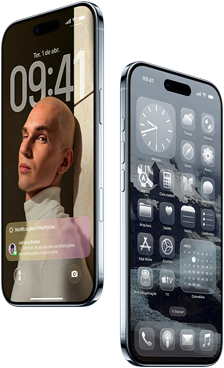 Parte da frente e lateral de dois aparelhos iPhone Air mostrando o design fino, a Tela Bloqueada e o recurso inteligência visual em uso