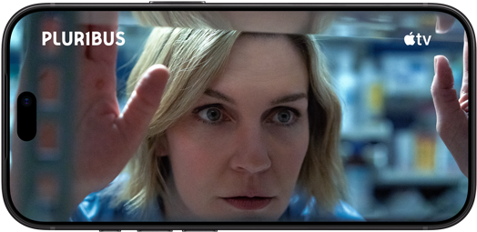 iPhone 18 Pro na horizontal mostrando uma mulher olhando pela janela em close Título da série: Pluribus