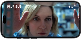 iPhone 18 Pro na horizontal mostrando uma mulher olhando pela janela em close Título da série: Pluribus
