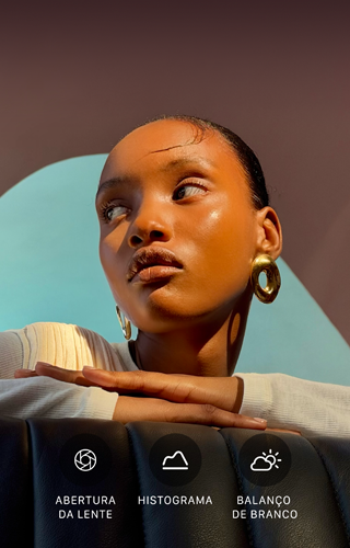 Close de um retrato de uma modelo bem iluminada com um fundo colorido, demonstrando a interface de usuário dos controles Pro do sistema de câmera Pro: abertura, histograma, balanço de branco
