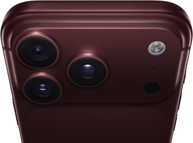 Parte de trás do iPhone 18 Pro Max na cor bordô (vermelho-escuro), sistema de câmera Fusion Pro na parte superior, três lentes, aberturas variáveis parcialmente fechadas, flash, microfone e Scanner LiDAR. Parte externa superior com antena celular, laterais planas e bordas arredondadas