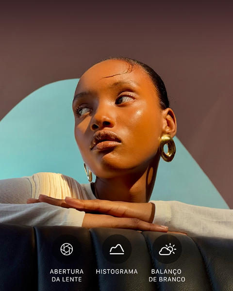 Close de um retrato de uma modelo bem iluminada com um fundo colorido, demonstrando a interface de usuário dos controles Pro do sistema de câmera Pro: abertura, histograma, balanço de branco
