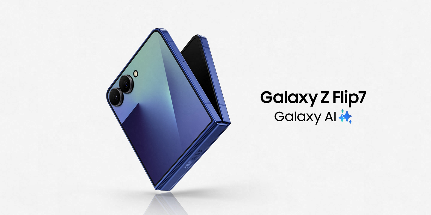 Vemos um Galaxy Z Flip7 na cor Azul levemente desdobrado, exibindo a tela externa. Galaxy AI.