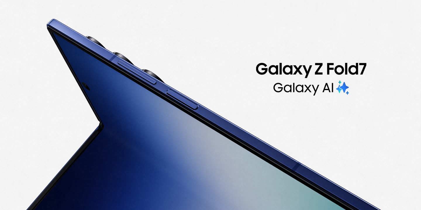 Vemos um Galaxy Z Fold7 na cor Azul levemente desdobrado, exibindo a tela externa. Galaxy AI.