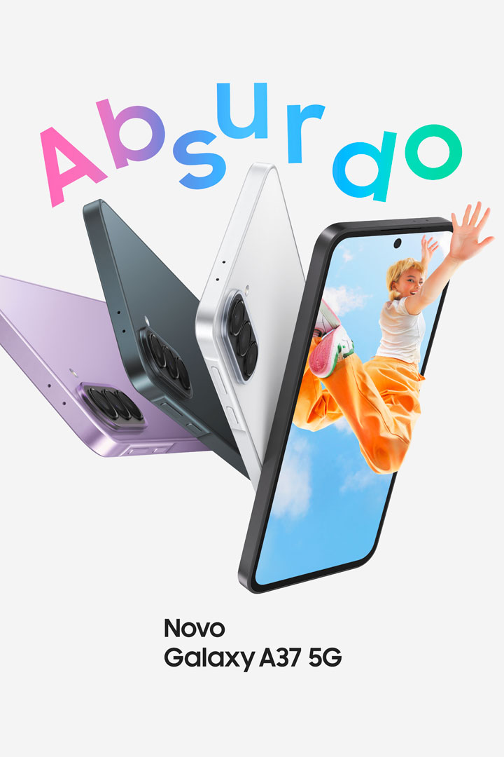Três dispositivos Galaxy A37 5G nas cores Lavanda, Verde e Branco são vistos pela parte lateral traseira, destacando seu design fino e o sistema de Câmeras Triplas na parte de trás. O Galaxy A37 5G na cor Preta está levemente voltado para a direita, com uma imagem colorida na tela de uma jovem saltando no ar, com a mão ultrapassando a tela do celular. Absurdo. Novo Galaxy A37 5G.