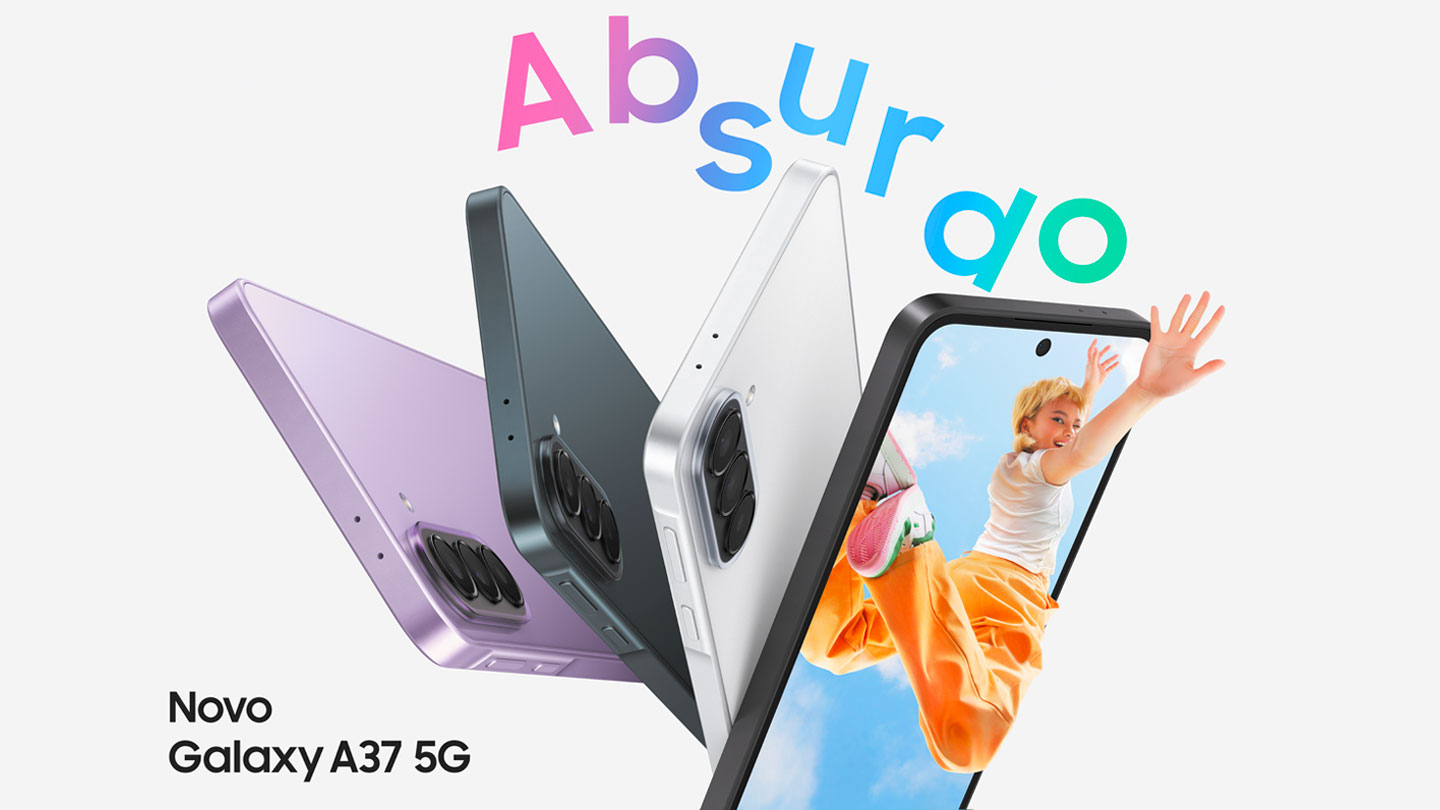 Três dispositivos Galaxy A37 5G nas cores Lavanda, Verde e Branco são vistos pela parte lateral traseira, destacando seu design fino e o sistema de Câmeras Triplas na parte de trás. O Galaxy A37 5G na cor Preta está levemente voltado para a direita, com uma imagem colorida na tela de uma jovem saltando no ar, com a mão ultrapassando a tela do celular. Absurdo. Novo Galaxy A37 5G.