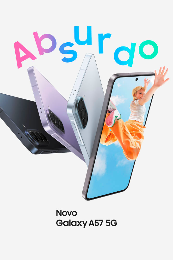 Três dispositivos Galaxy A57 5G nas cores Azul-Escuro, Lilás e Azul são vistos pela parte lateral traseira, destacando seu design fino e o sistema de Câmeras Triplas na parte de trás. Um Galaxy A57 5G na cor Cinza aparece levemente voltado para a direita, com uma imagem colorida na tela de uma jovem saltando no ar, com a mão ultrapassando a tela do celular. Absurdo. Novo Galaxy A57 5G.