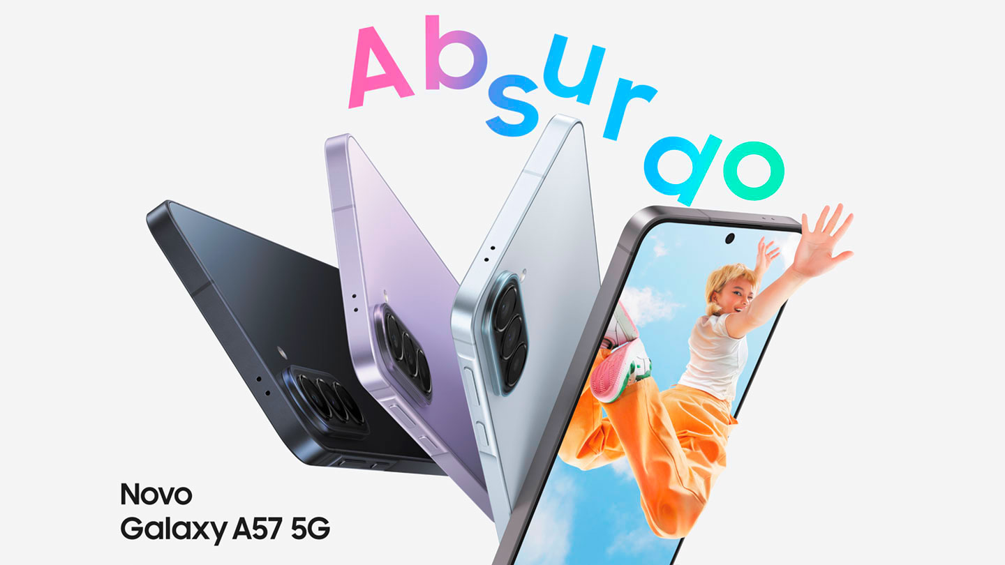 Três dispositivos Galaxy A57 5G nas cores Azul-Escuro, Lilás e Azul são vistos pela parte lateral traseira, destacando seu design fino e o sistema de Câmeras Triplas na parte de trás. Um Galaxy A57 5G na cor Cinza aparece levemente voltado para a direita, com uma imagem colorida na tela de uma jovem saltando no ar, com a mão ultrapassando a tela do celular. Absurdo. Novo Galaxy A57 5G.
