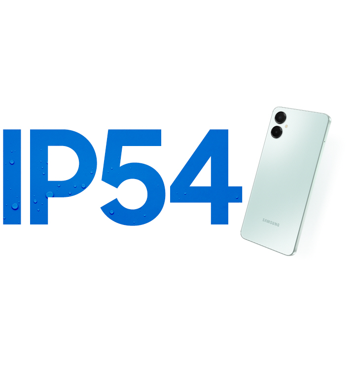 Texto grande com a inscrição IP54, com gotas d'água dentro das letras. Visão traseira de um Galaxy A06 5G na cor Verde em pé, à direita.