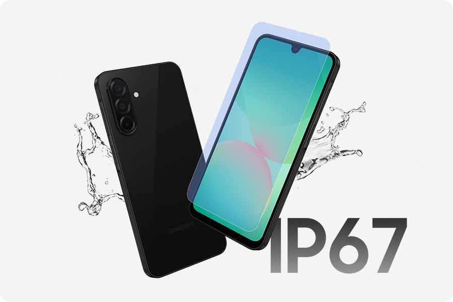 Vemos dois dispositivos Galaxy A26 5G. Um mostra a parte traseira enquanto o outro está voltado para a frente, com uma camada protetora flutuando sobre a tela. Respingos de água ao lado dos dispositivos destacam sua resistência a água. No canto inferior direito vemos o texto IP67.