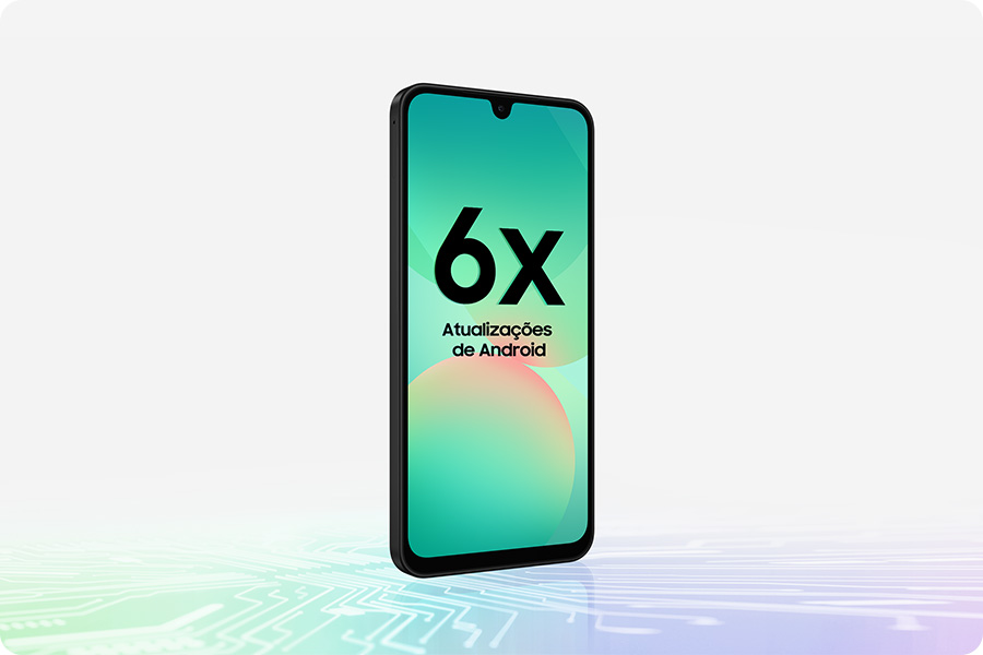 Vemos um Galaxy A26 5G em um ângulo frontal levemente inclinado. Na tela, aparece o texto 6x Atualizações de Android. Na parte inferior, há um design semelhante a um chipset.