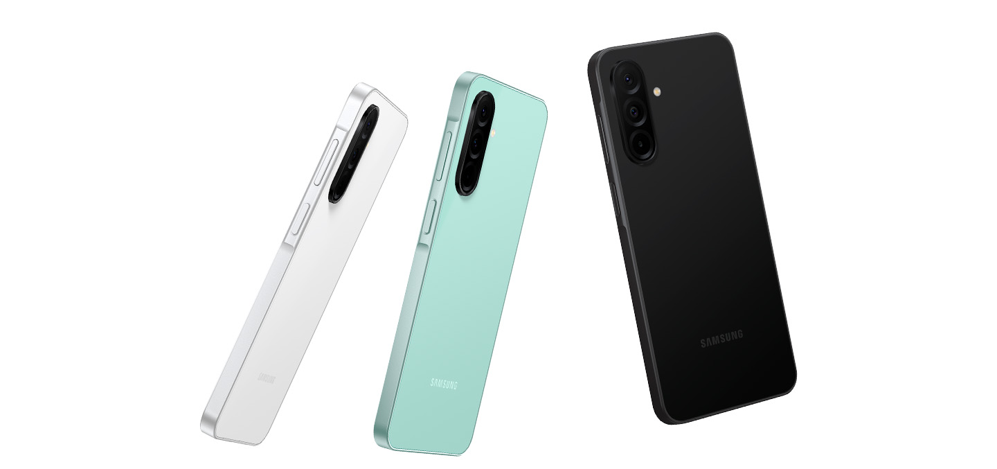 Vemos quatro dispositivos Galaxy A26 5G nas cores Branco, Verde e Preto exibindo a parte traseira de vidro com um layout de câmera tripla.