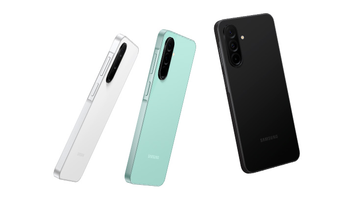 Vemos quatro dispositivos Galaxy A26 5G nas cores Branco, Verde e Preto exibindo a parte traseira de vidro com um layout de câmera tripla.