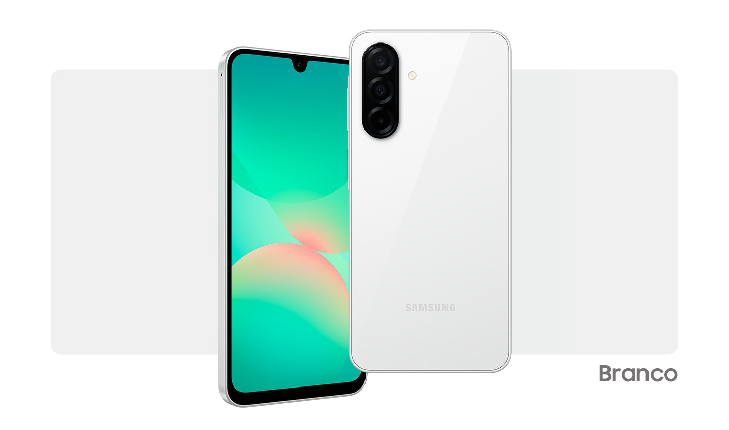 Vemos dois dispositivos Galaxy A26 5G na cor Branca. Um exibe a parte frontal com um gráfico abstrato na tela. O outro mostra o layout da câmera e a parte traseira na cor Branca.