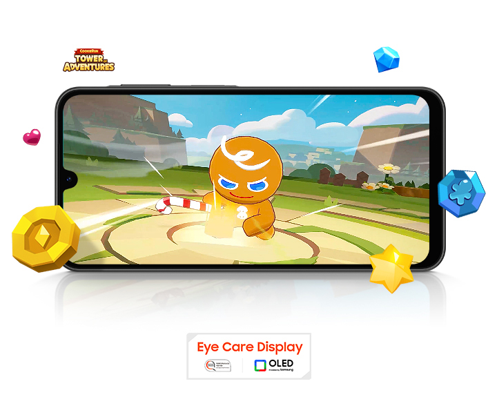 Vemos um Galaxy A26 5G rodando o jogo Cookie Run no modo paisagem. Itens do jogo estão espalhados ao redor da tela. Próximos ao dispositivo estão os logotipos de COOKIE RUN TOWER OF ADVENTURES, Eye Care Display e OLED Technology.