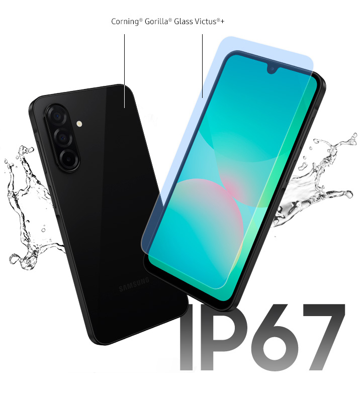Vemos dois dispositivos Galaxy A26 5G. Um exibe a parte traseira enquanto o outro está voltado para a frente, com uma camada protetora flutuando sobre a tela. Linhas se estendem do vidro frontal e traseiro dos dispositivos até o texto Corning® Gorilla® Glass Victus®+, indicando o material utilizado. Respingos de água ao lado dos dispositivos destacam sua resistência a água. No canto inferior direito, vemos o texto IP67.