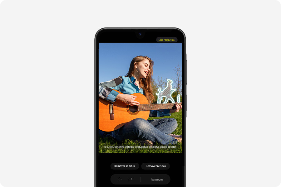 Vemos um Galaxy A26 5G com a funcionalidade Apagador de Objetos ativada na tela. O objeto ao fundo está selecionado para ser removido.