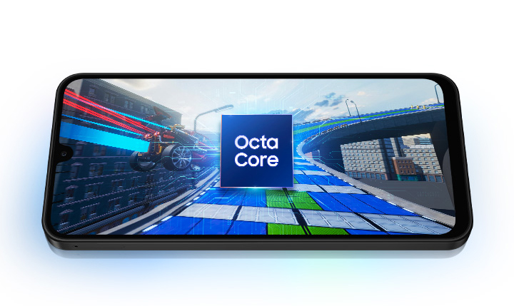Vemos um Galaxy A26 5G exibindo um viaduto na cidade. Uma motocicleta entra rapidamente pela esquerda da tela, avançando em direção ao viaduto. No centro da tela, um cubo exibe o texto Octa-Core.